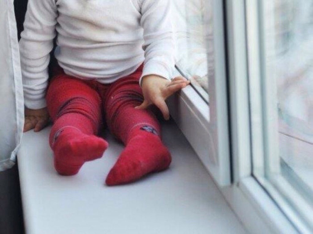 4-летний ребенок погиб, выпав из окна в Караганде