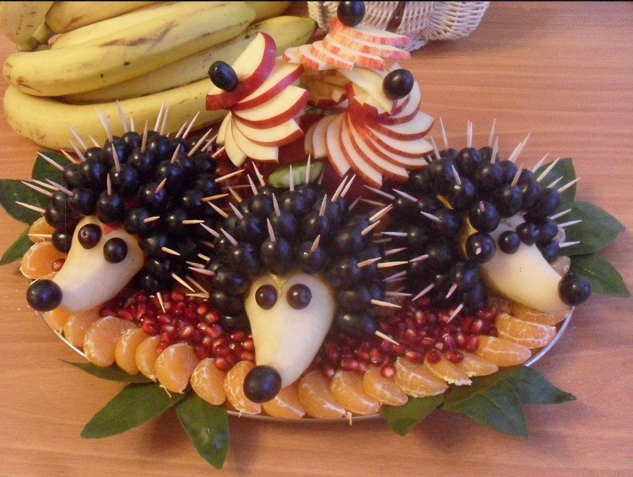 Ежик из фруктов на тарелке фото Ежик из фруктов на тарелке фото